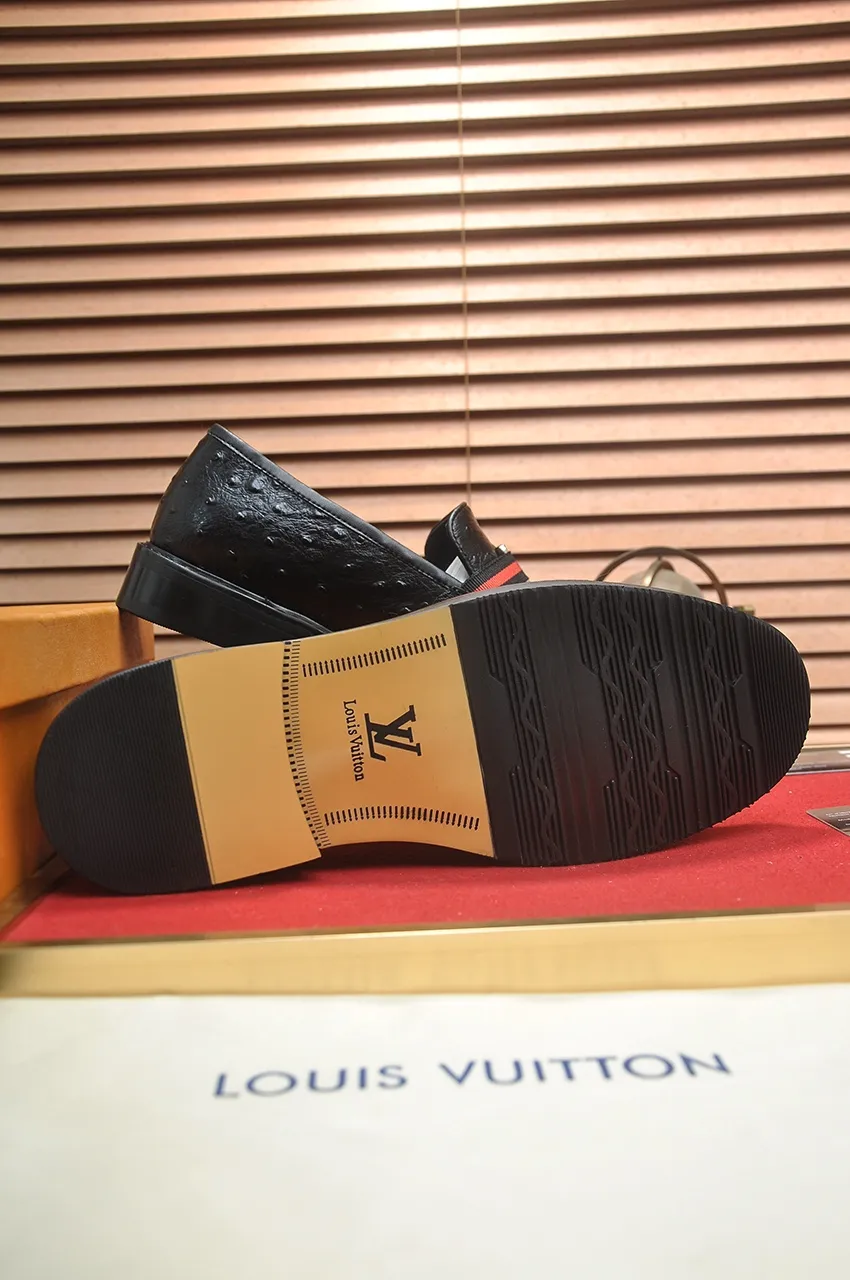 Men's men's shoes 💰460💶 [LV] (original single cowhide lining) 🍀LV's latest genuine leather business suit shoes are launched simultaneously on the official website. The first-layer cowhide imported from Italy is made of heavy gold, 💥1:1 rubber outsole from the official website. Versatile to wear, high-end without losing class, and the color combination is extraordinary. This four-season style is alluring when worn on your feet, showing off your big-name flair. Standard code 38-45 (45 customized)